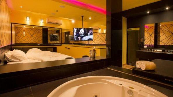 קמפינאס Tout Motel (Adults Only) מראה חיצוני תמונה